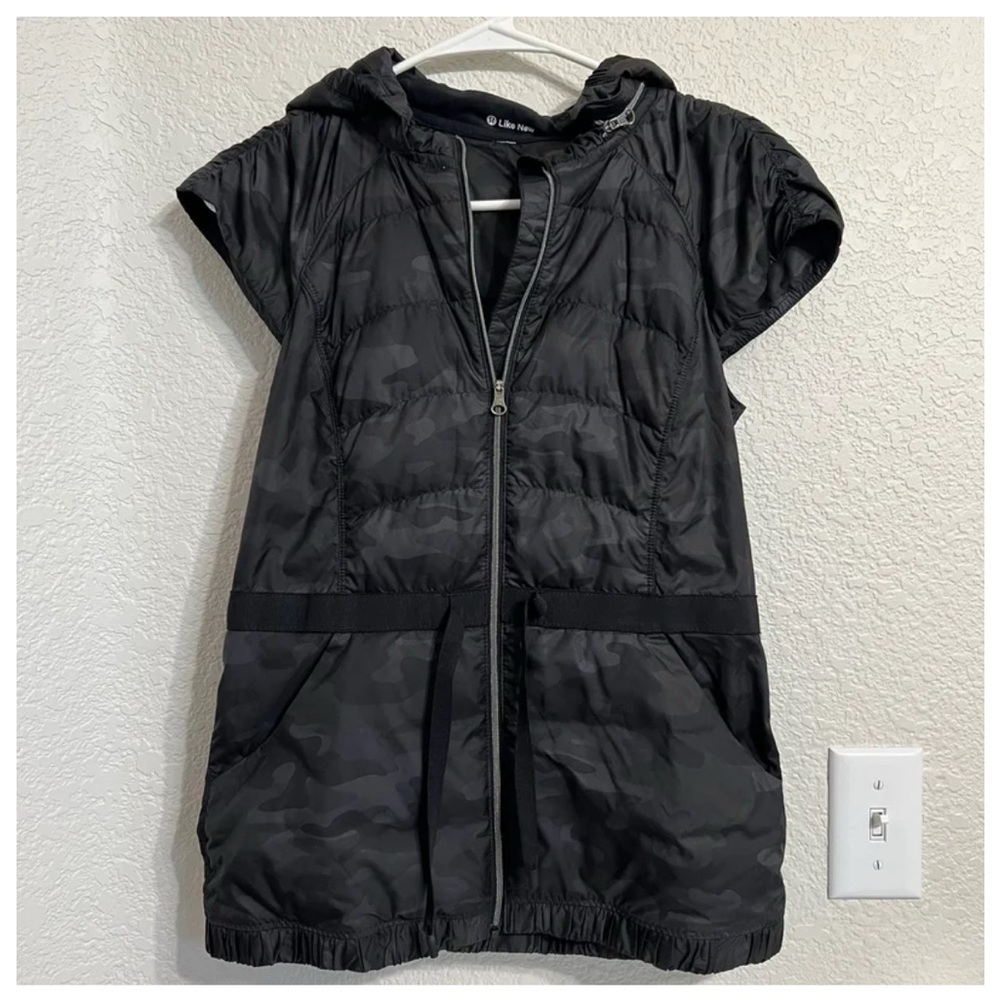 Lululemon Black Camouflage Hooded Vest like new! Size 4
